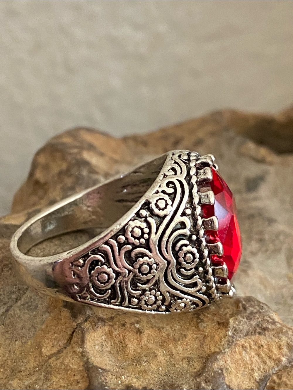5/$10❤️❤️❤️NEW Ornate Design Faceted Red Acrylic Cabochon Ring - Picture 4 of 6